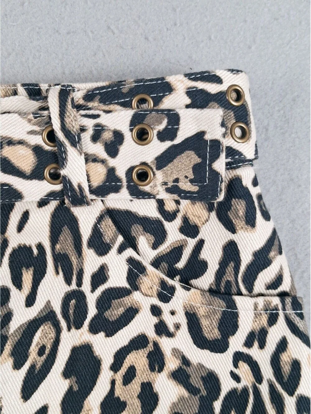 Francesca's Mi Ami Leopard Print Belted Denim Mini Skirt Medium Womens